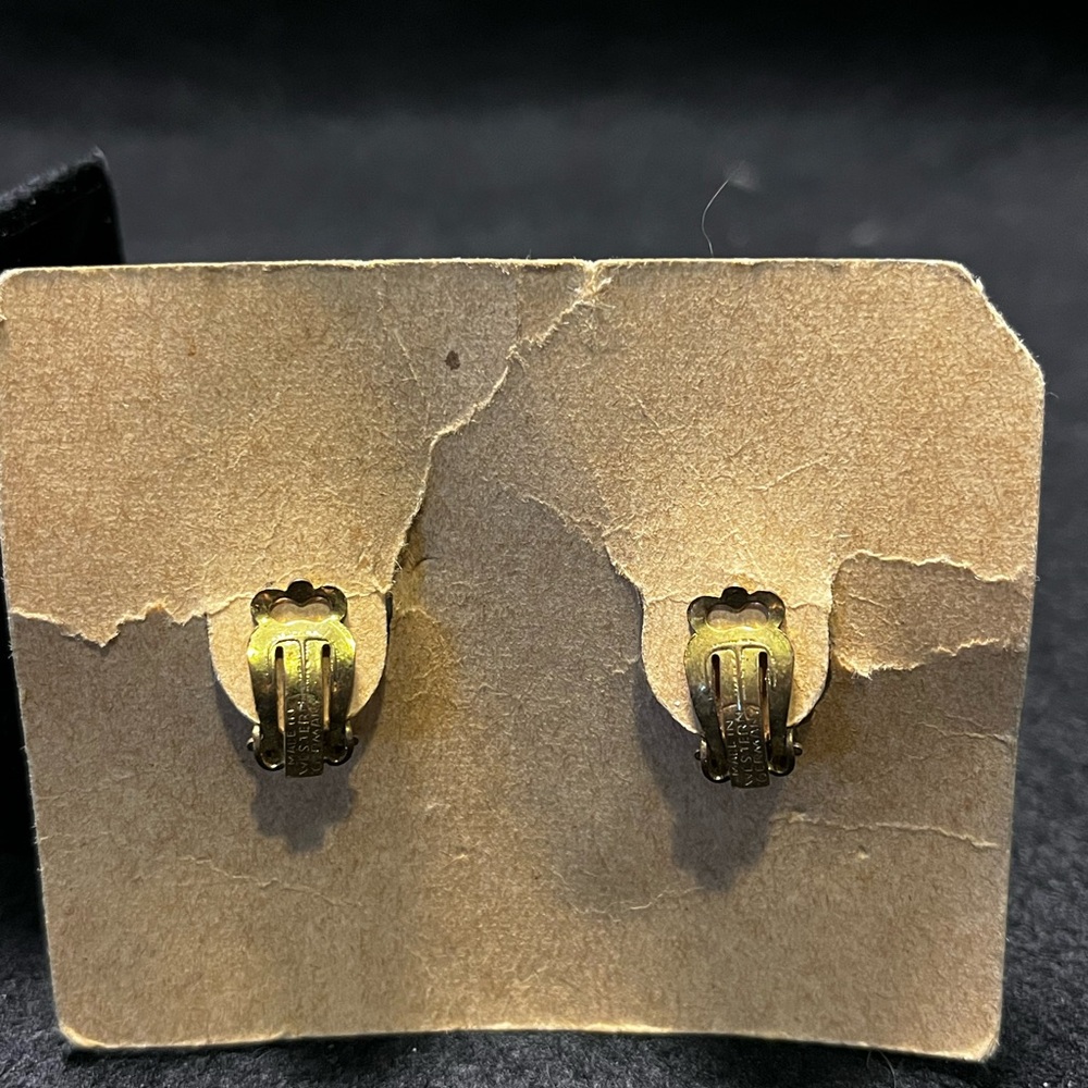 Vintage Pico daisy flower earrings, milk glass NWT - Picture 3 of 5